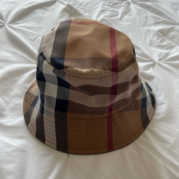 BURBERRY Bucket Hat 💯 Authentic Perfect for festival and vacation! - Picture 3 of 6